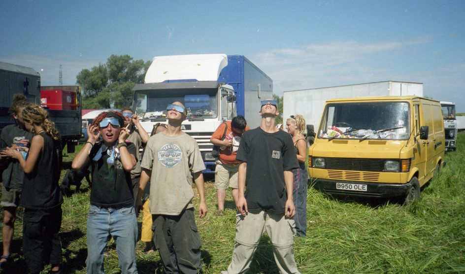 Build up to the eclipse, Solar Eclipse free party, Hungary 1999 © Seana Gavin