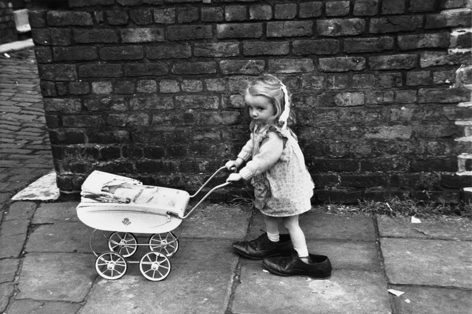 Shirley Baker Manchester, 1966 © Estate of Shirley Baker, Courtesy of The Photographers’ Gallery