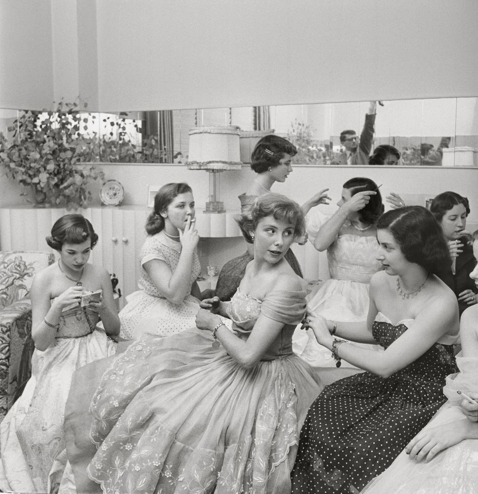 Stanley Kubrick, Betsy von Furstenberg with friends from “The Debutante Who Went to Work,” 1950. Copyright: © SK Film Archives/Museum of the City of New York