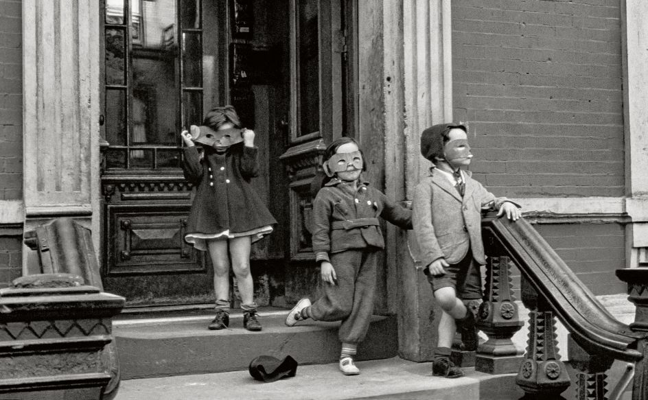 Helen Levitt, New York, 1940 Albertina, Vienna. Permanent loan of the Austrian Ludwig Foundation for Art and Science © Film Documents LLC / courtesy Galerie Thomas Zander, Cologne
