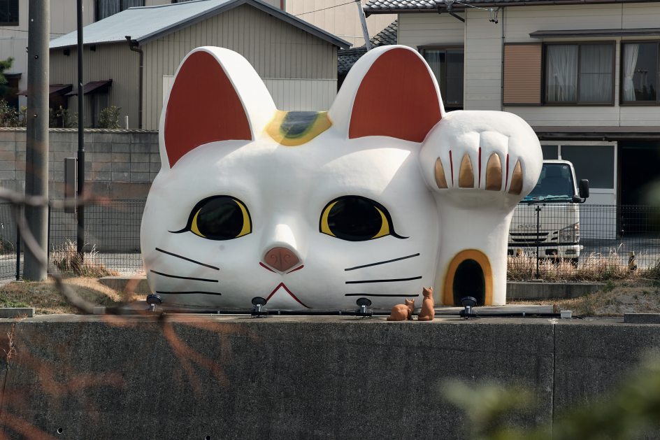 A giant manekineko looming over a road in Tokoname, © Julian Krakowiak