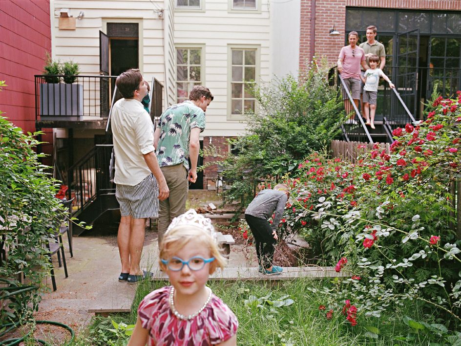 Glenn with his family talking to the neighbors. Brooklyn, New York © Bart Heynen from 'Dads' published by powerHouse Books