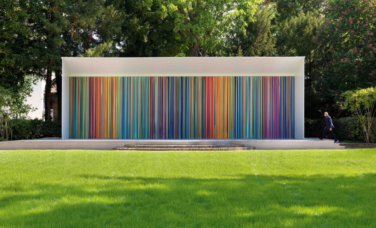 Ian Davenport Giardini Colourfall 2017 3.8 x 14 m Photo credit: Todd White Art Photography Exhibited: Swatch Pavilion, 57th Venice Biennale 2017×1400 cm