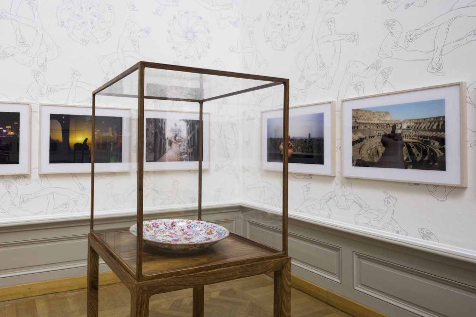 Flower Plate, 2014, hand-painted porcelain, 47 x 47 x 7 cm Et Study of Perspective, 1995 - 2011, 40 b / w photos and color © Studio Ai Weiwei