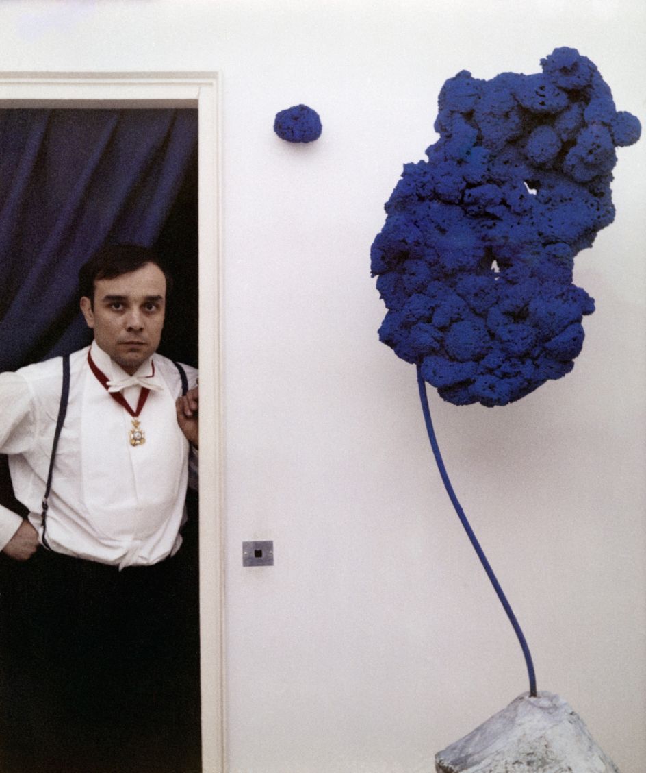 Yves Klein with a « Sponge Sculpture » (SE 167),  in his atelier, 14, rue Campagne-Première, Paris, France, 1960 © Yves Klein Estate, ADAGP, Paris / DACS, London, 2018 © Photo : Harry Shunk and Janos Kender © J.Paul Getty Trust. The Getty Research Institute, Los Angeles. (2014.R.20)