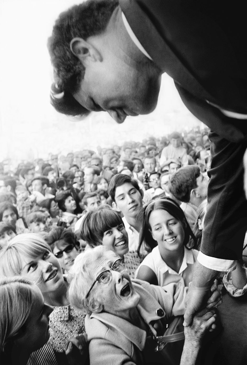 Robert F. Kennedy Campaign, New York, 1965. © Steve Schapiro, courtesy Howard Greenberg Gallery, New York