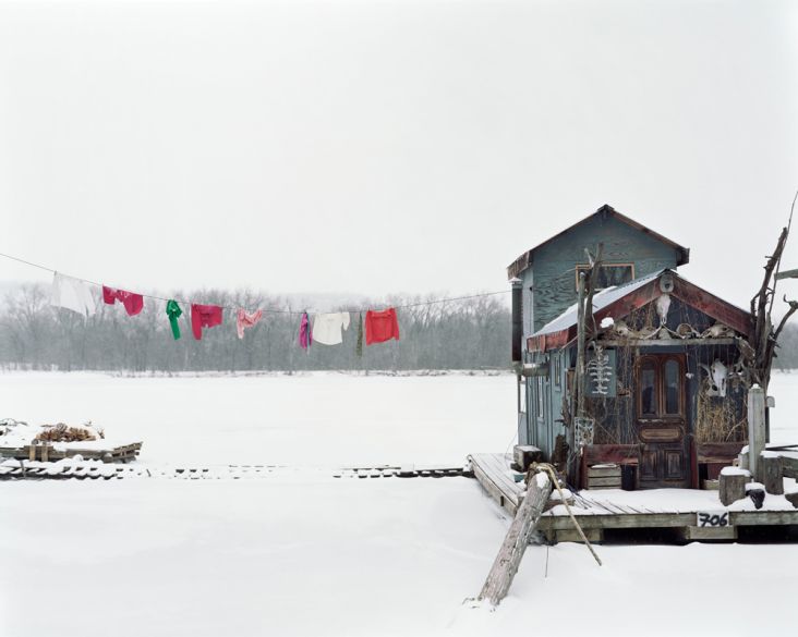 Alec Soth, Peter's Houseboat, Winona, Minnesota 2002, from the series: Sleeping by the Mississippi  © Alec Soth / Magnum Photos