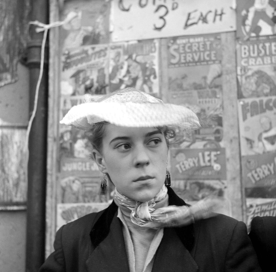 Iris Thornton of Plaistow in front of a comic stall January 1955 © Ken Russell / Topfoto.co.uk