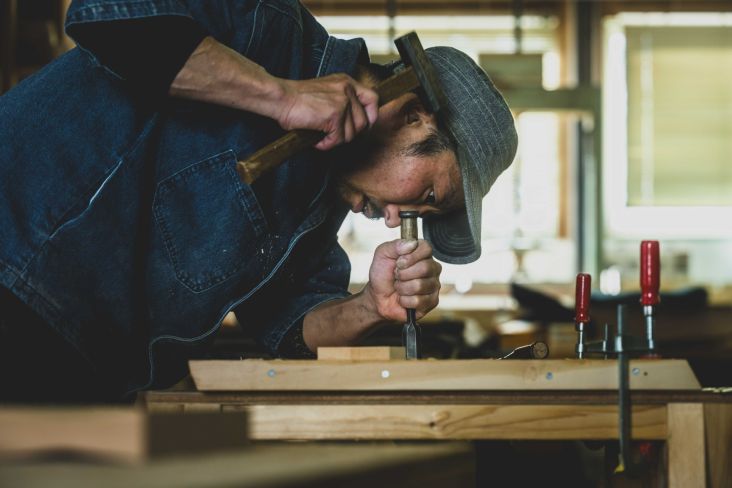 Image shows a Japanese craftsman at work. Photo by Igarashi Junya