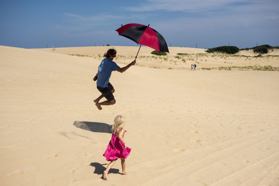 After watching the solar eclipse (90% totality) atop Jockey's Ridge State Park. Outer Banks, North Carolina, USA, 2017. © David Alan Harvey / Magnum Photos