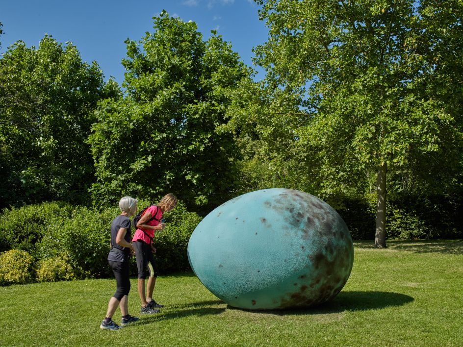 Joanna Rajkowska, The Hatchling, 2019, l’etrangere, Frieze Sculpture 2019. Photo by Stephen White. Courtesy of Stephen White/Frieze