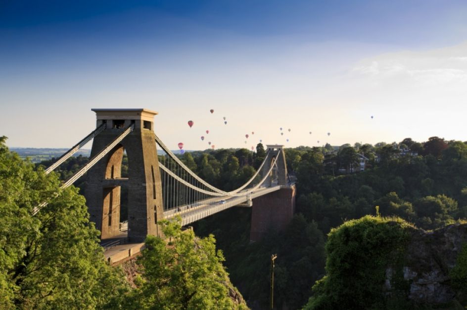 Clifton suspension bridge and Balloon Fiesta / Shutterstock.com