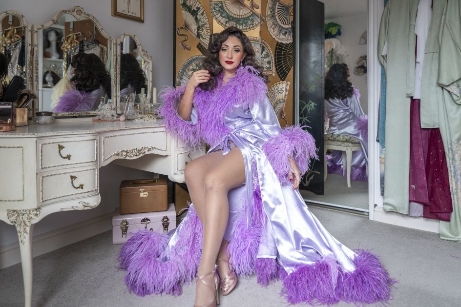 Jolie, burlesque artist