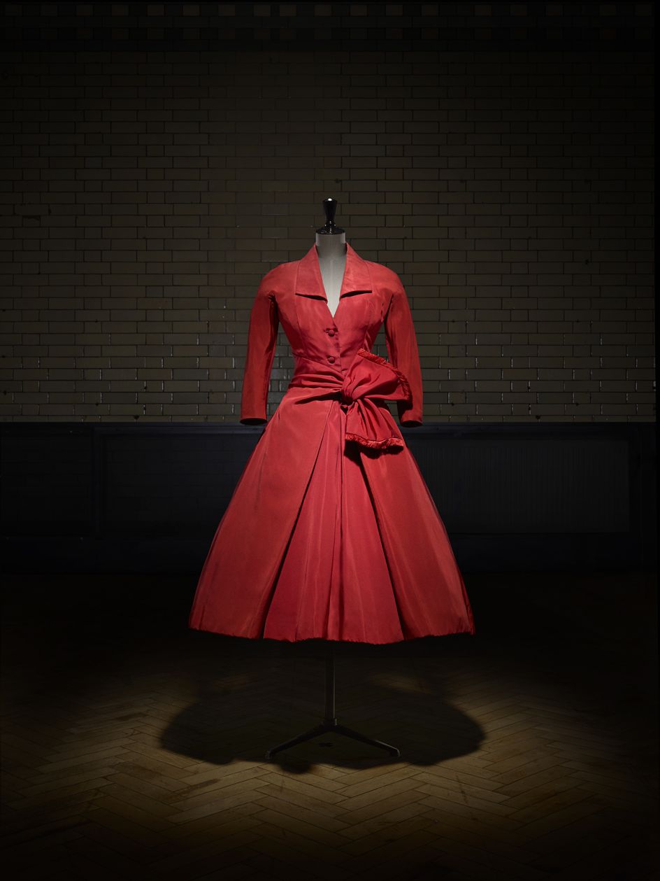 Écarlate afternoon dress, Autumn-Winter 1955 Haute Couture collection, Y line. Victoria and Albert Museum, London. Photo © Laziz Hamani