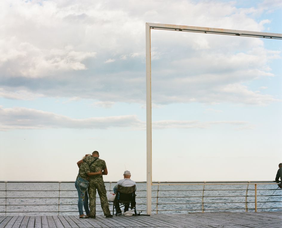 Ukrainian military couple hugging at the Lanzheron beach, Odesa, Ukraine. 2022 © Ira Lupu