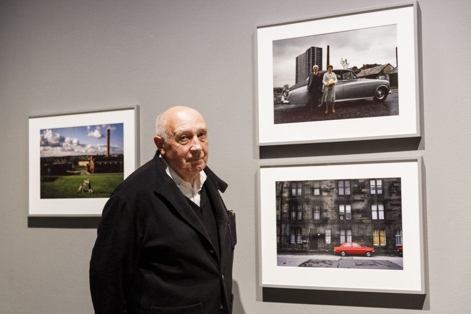 Photographer Raymond Depardon with his work - Barbican Art Gallery, London - © Tristan Fewings/ Getty Images