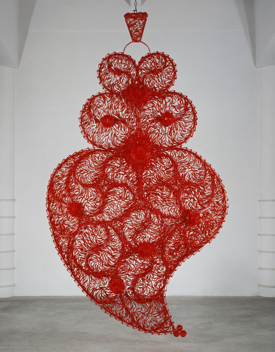 Joana Vasconcelos –  Corazón independiente rojo (Coração Independente Vermelho), 2005 Cubiertos de plástico translúcido rojo, hierro pintado, cadena de metal, fuente de alimentación, motor e instalación sonora 371 x 220 x 75 cm Museu Colecção Berardo