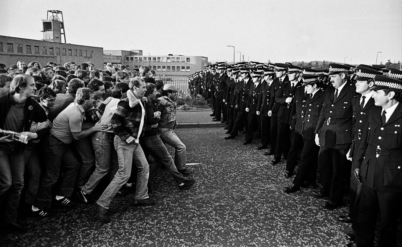 Miners’ Strike 1984 mass picket confronting police lines, Bilston Glen. Norman Strike at the front of a mass picket, Scotland. © John Sturrock, reportdigital.co.uk