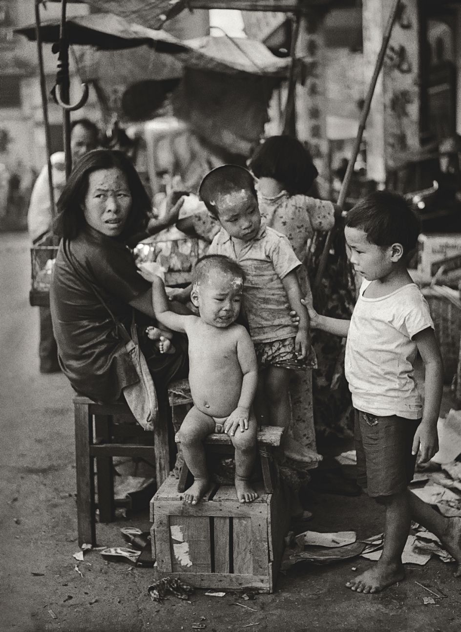 Fan Ho 'Five Little Ones(五個小孩的母親)' Hong Kong 1950s and 60s, courtesy of Blue Lotus Gallery