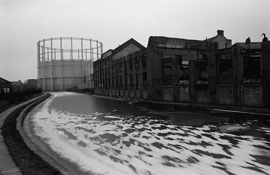 Another long gone gasometer. Regent's Canal, Bethnal Green - 1987