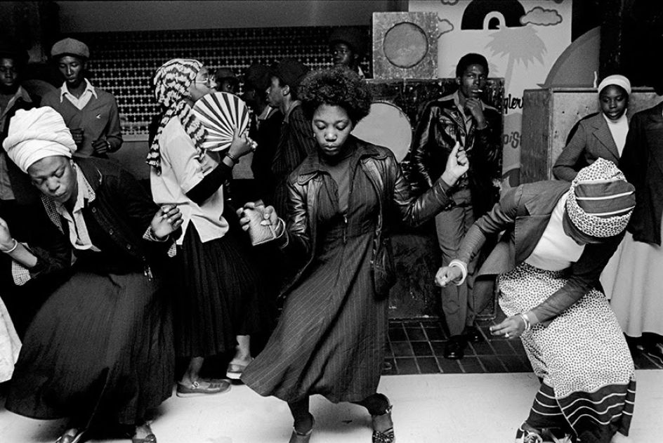 Girls dancing in Wolverhampton Club, 1978 © Chris Steele-Perkins / Magnum Photos