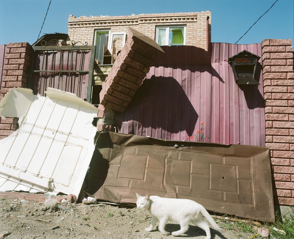 A civilian house affected by Russian shelling. Bahyrova street, Irpin, Ukraine. 2022 © Ira Lupu