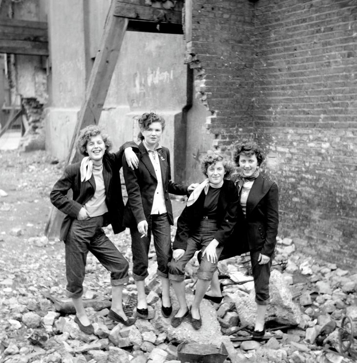 Elsie and Rose Hendon with Mary Toovey and Jean Rayner on an East End bomb site January 1955 © Ken Russell / Topfoto.co.uk