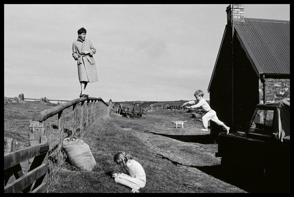 Linda McCartney (1941–1998) Paul, Stella and James. Scotland, 1982 Bromide print © 1982 Paul McCartney / Photographer: Linda McCartney