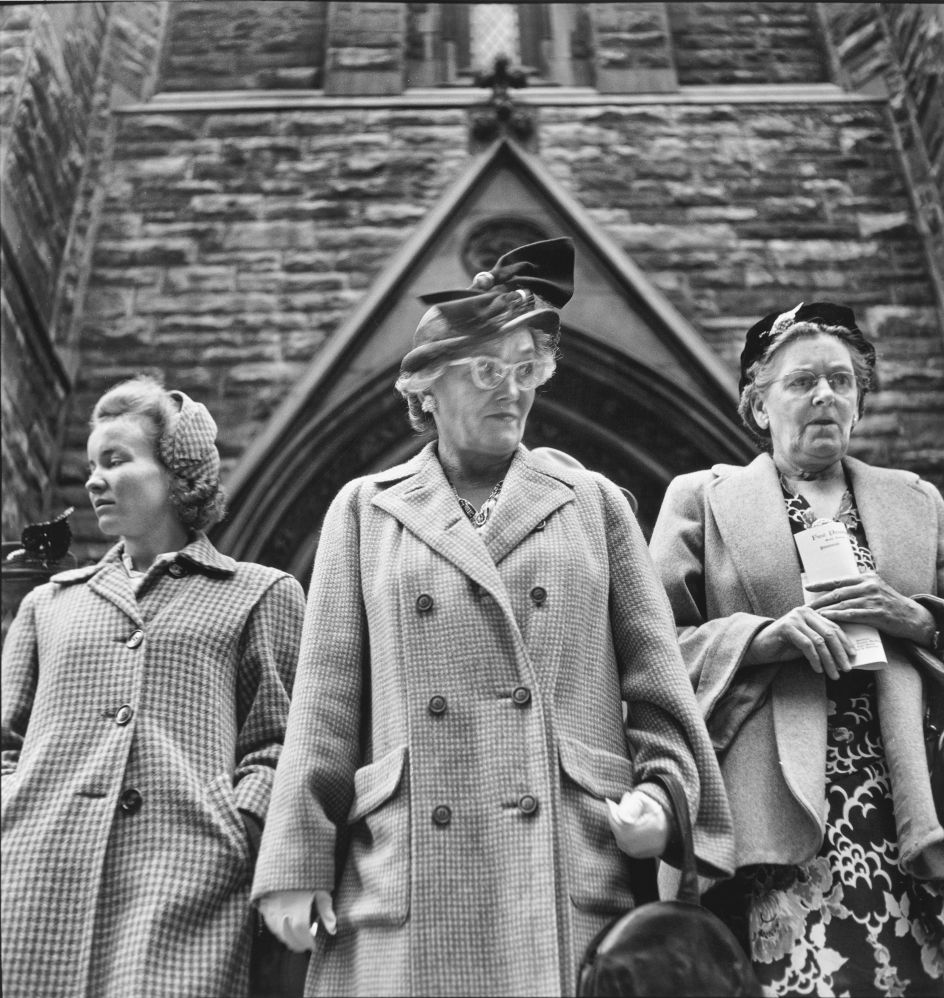 Outside Presbyterian Church on Sixth Avenue, September 1950 © Elliott Erwitt / Magnum Photos Courtesy: Carnegie Library of Pittsburgh