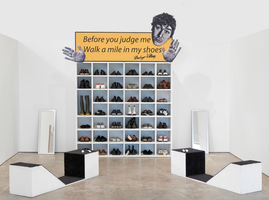 Bedwyr Williams ,Walk A Mile In My Shoes (2006) © Bedwyr Williams, Photo Anna Arca