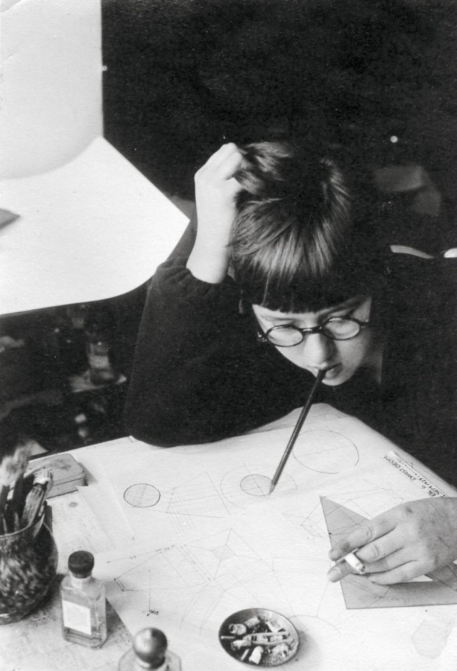 Anonymous: Elsa Franke designing, undated. Photo © Stiftung Bauhaus Dessau