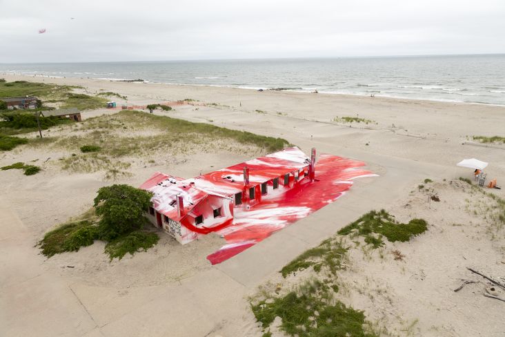 Katharina Grosse, Rockaway!, 2016. MoMA PS1’s Rockaway! series, New York, USA. © Katharina Grosse und VG Bild-Kunst, Bonn 2017 / Courtesy of MoMA PS1. Photo: Pablo Enriquez