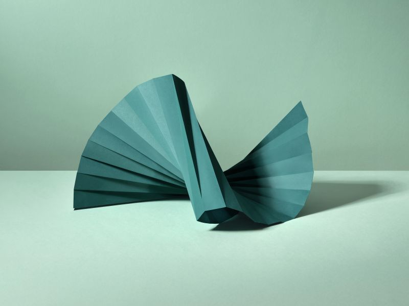 الورق الذي لا يتلاشى لونه
كيف أصبح «كلورسورس» عنصرًا أساسيًا للمصممين