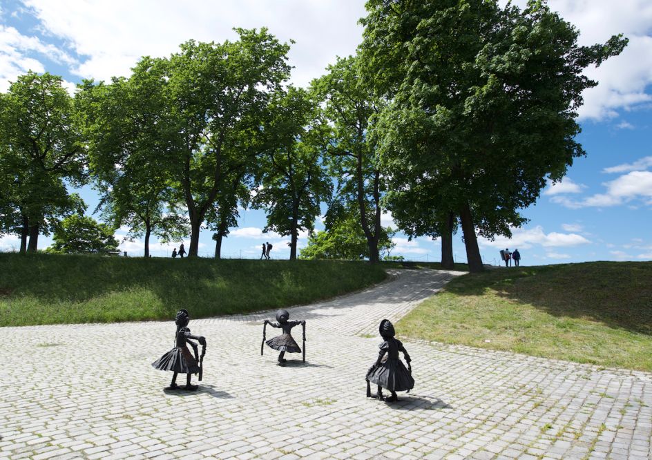 Laura Ford – Dancing Clog Girls I-III, 2015 Bronze. Courtesy: New Art Centre