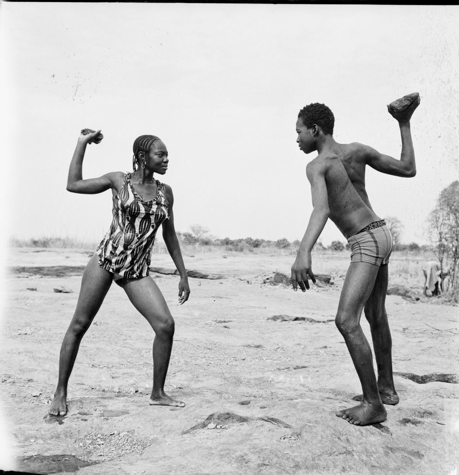 Combat des amis avec pierres, 1976 - © Malick Sidibé | Courtesy Galerie MAGNIN-A, Paris