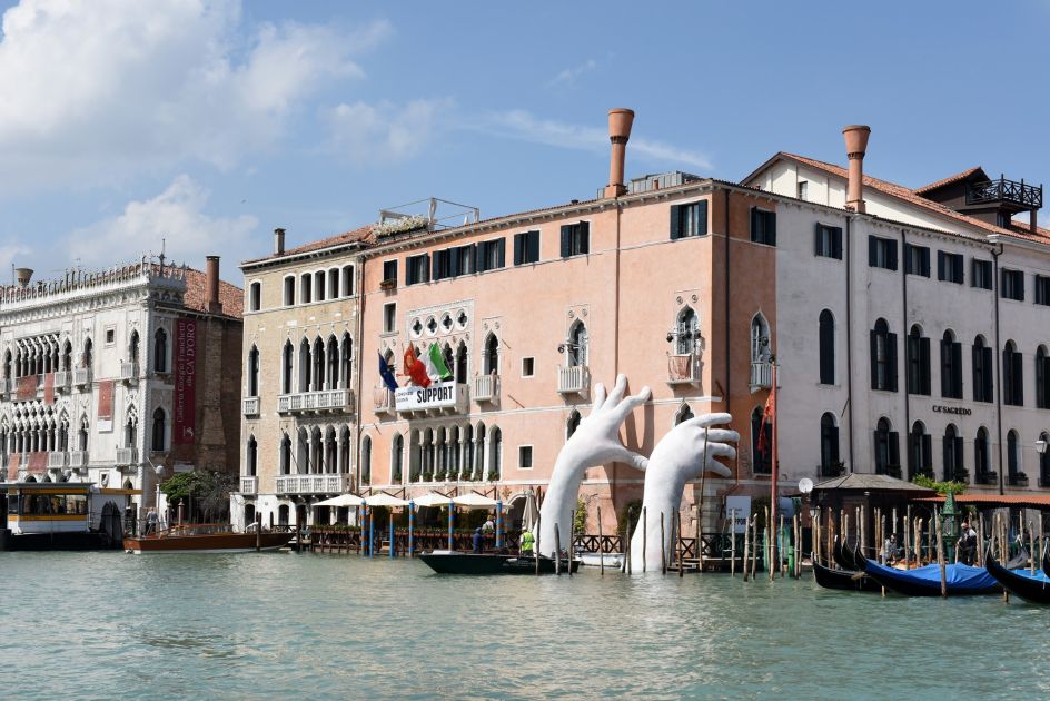 Lorenzo Quinn, Support, 2017 | Courtesy of Halcyon Gallery