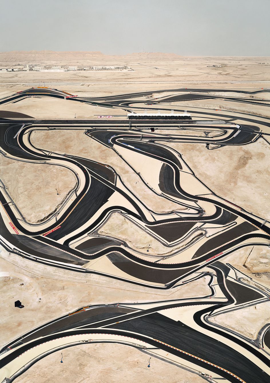 Andreas Gursky, Bahrain I, 2005 C-Print. 302.2 x 219.6 x 6.2 cm© Andreas Gursky/DACS, 2017. Courtesy: Sprüth Magers