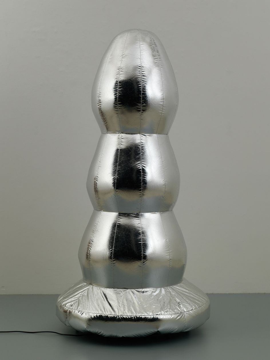Paul McCarthy Brancusi Tree (silver) 2007 Self-inflatable mylar fabric, 1 integrated fan 190 × 90 cm Courtesy of Paul McCarthy and Hauser & Wirth