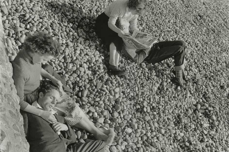 Couples on beach, Brighton, 1960 © Bruce Davidson / Magnum Photos courtesy Howard Greenberg Gallery / Huxley Parlour Gallery