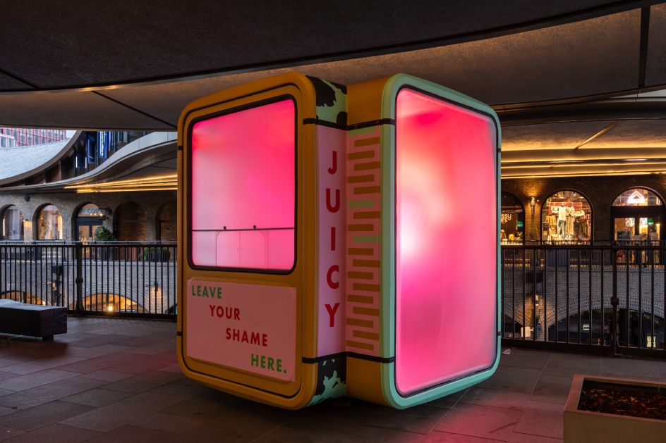 Juicy Booth © Annie Frost Nicholson. Photography: John Sturrock