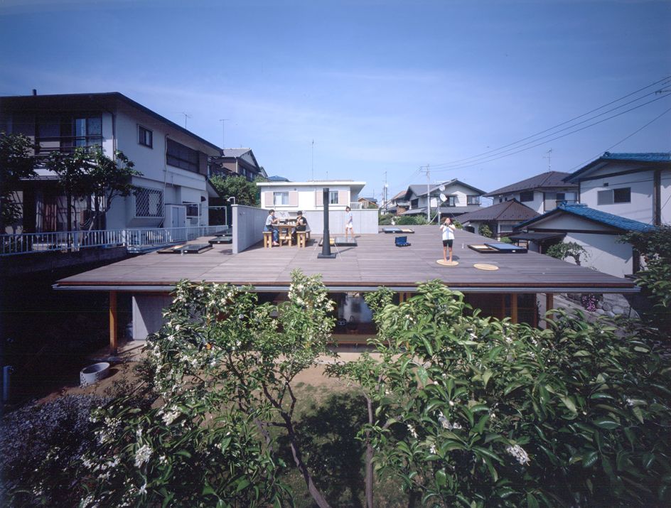 Tezuka Architects (Takaharu + Yui Tezuka) Roof House, 2001 © Katsuhisa Kida/FOTOTECA
