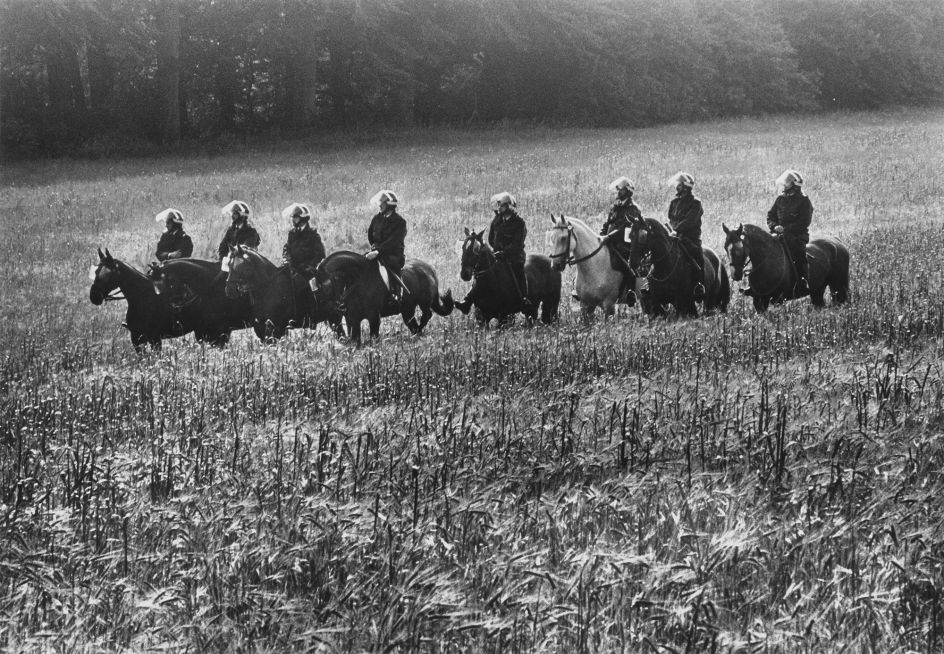 Riot police await orders in fields surrounding Orgreave coke works, S. Yorkshire, Miners’ dispute, 1984 © Brenda Prince