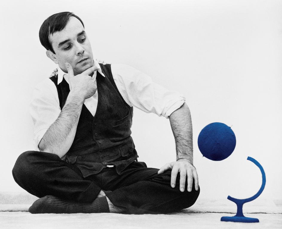 Yves Klein and the « Blue Globe » (RP 7) in his atelier, 14, rue Campagne-Première, Paris, France, 1961 © Yves Klein Estate, ADAGP, Paris / DACS, London, 2018 © Photo : Harry Shunk and Janos Kender © J.Paul Getty Trust. The Getty Research Institute, Los Angeles. (2014.R.20)