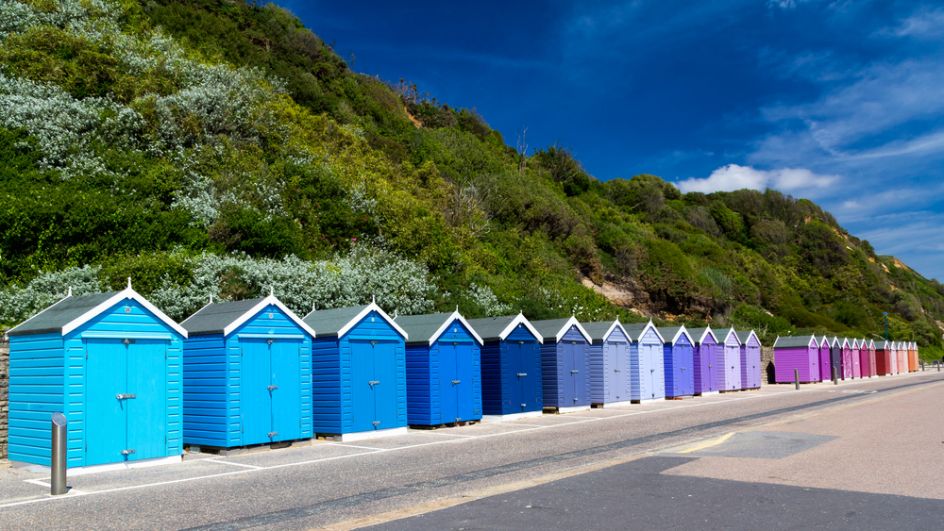 Colourful beach huts / Shutterstock.com