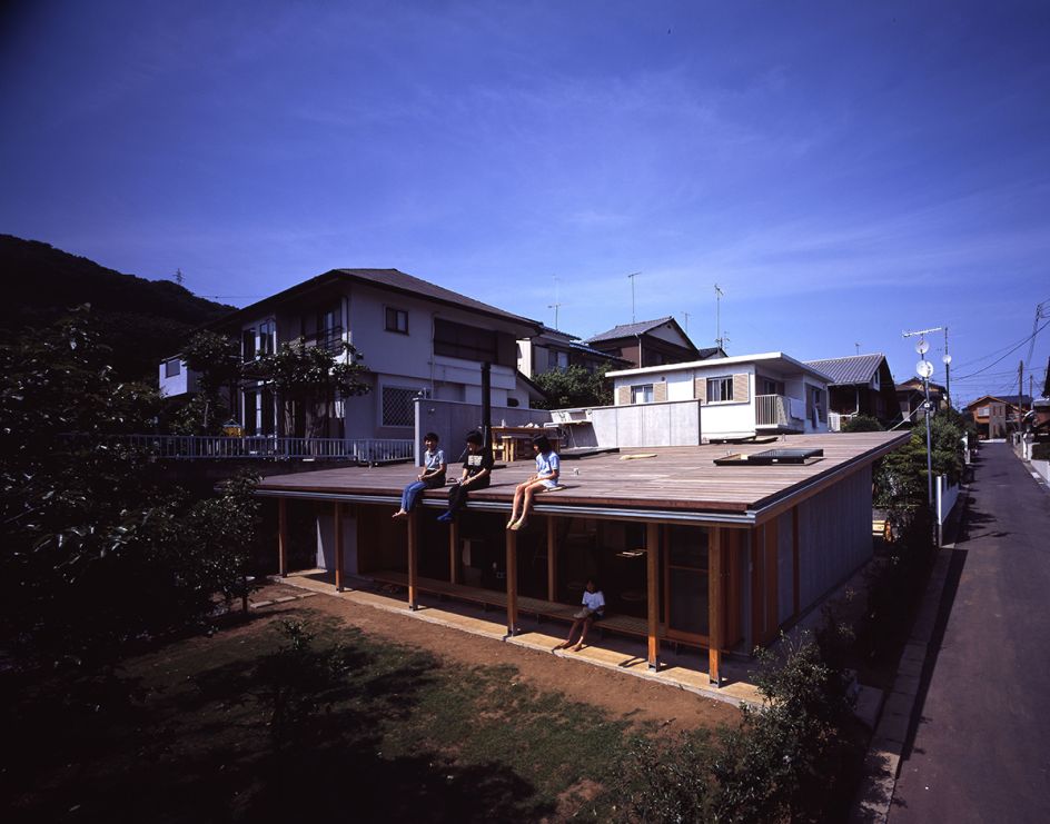 Tezuka Architects (Takaharu + Yui Tezuka) Roof House, 2001 © Katsuhisa Kida/FOTOTECA