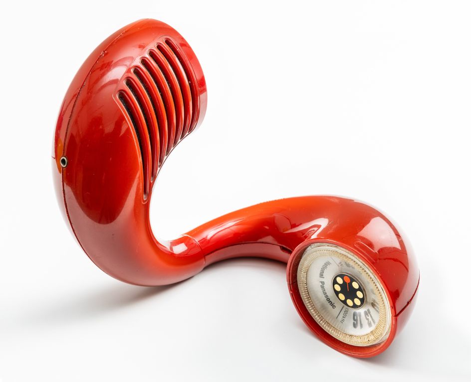 The national Panasonic Toot-a-Loop radio model R-72 S, 1972 was designed to be worn around the wrist like a bracelet or carried like a purse. Image: V&A Dundee.