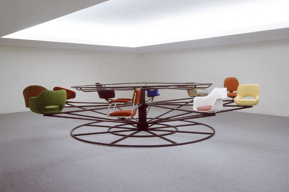 Joana Vasconcelos  – Punto de encuentro (Ponto de Encontro), 2000 Metal cromado, sillas de madera y tapicería, y hierro termolacado 120 x Ø 550 cm Coleção da Caixa Geral de Depósitos, Lisboa