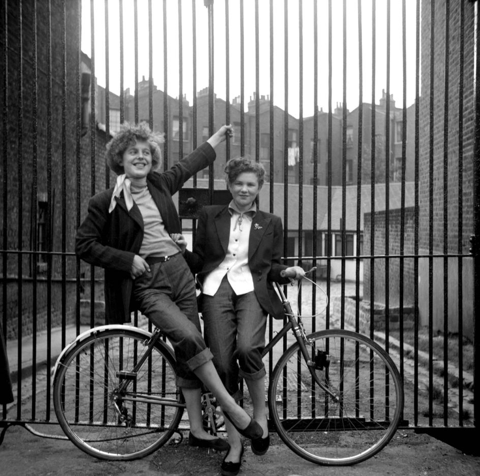 Elsie Hendon (15) and Jean Rayner (14) outside the Seven Feathers Club, where they did the popular Ted dance, The Creep © Ken Russell / Topfoto.co.uk