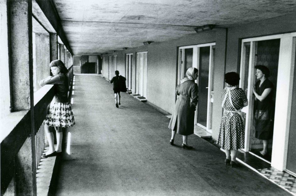 Roger Mayne, Park Hill Estate, Sheffield, 1961 © Roger Mayne Archive / Mary Evans Picture Library