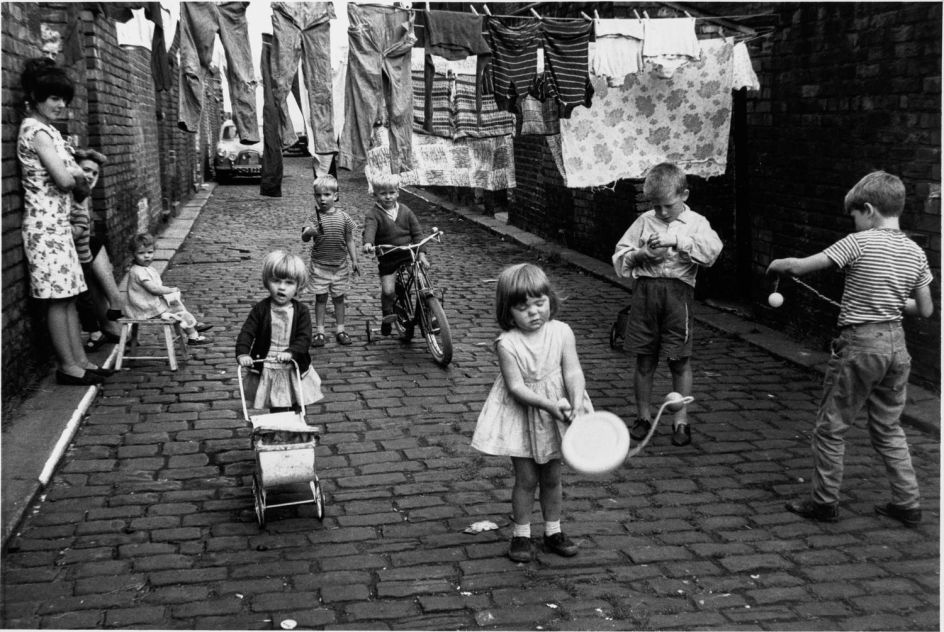 Chorlton-on-Medlock, Manchester, 1966, Shirley Baker © Estate of Shirley Baker / Mary Evans Picture Library